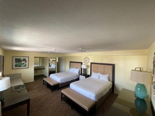 una camera d'albergo con due letti e un divano di Vento Hotel a Hutchinson