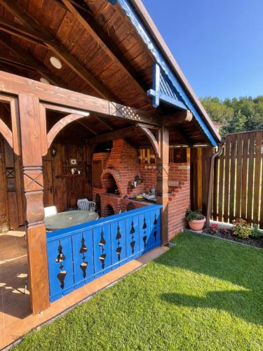 a pergola with a hot tub in a yard at Vila Luminita in Sângeorz-Băi