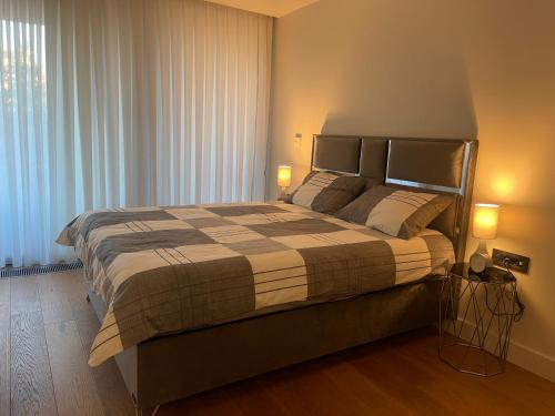 una camera con un grande letto con due lampade di Appartement dans hôtel Pullman a Istanbul