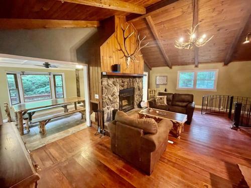 a living room with a couch and a fireplace at Cozy Creekside cabin- 35m to Boone in Butler
