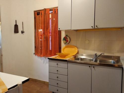 una cucina con lavandino e piano di lavoro di Casetta Petrara a Tiriolo