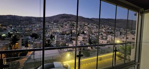 Habitación con vistas a la ciudad. en Snow View Suite סוויטת סנו וויו, en Majdal Shams