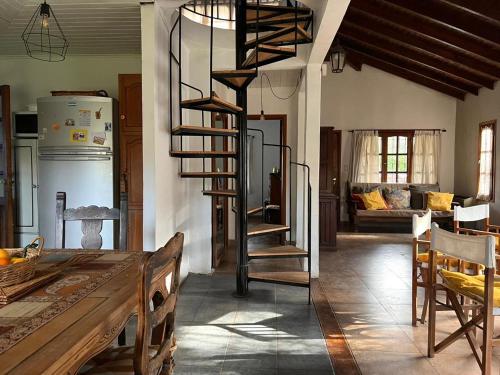 una sala de estar con una escalera de caracol en una casa en ENCANTO DEL BOSQUE Casa Bosque Peralta Ramos en Mar del Plata