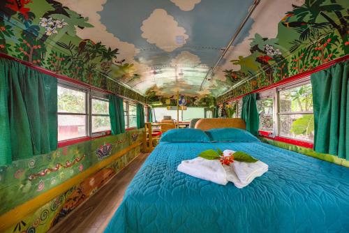 a bedroom with a bed in a train car at TERMINAL VERDE PRIVATE APARTMENTS NEAR AIRPORT 24h SELF CHECK IN in Concepción