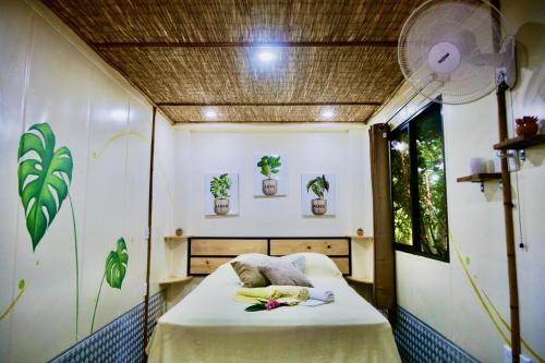 a small room with a bed with plants on it at TERMINAL VERDE PRIVATE APARTMENTS NEAR AIRPORT 24h SELF CHECK IN in Concepción