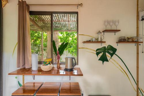 a room with a table and a window with a plant at TERMINAL VERDE PRIVATE APARTMENTS NEAR AIRPORT 24h SELF CHECK IN in Concepción