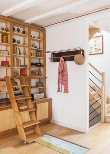 Zimmer mit einem Treppenhaus und einem Schrank in der Unterkunft Maison atypique au sein du joli village de Trentemoult in Rezé