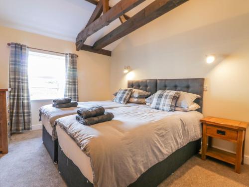 1 dormitorio con 2 camas y ventana en Hocking Cottage, en Torquay