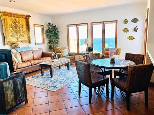 ein Wohnzimmer mit einem Sofa und einem Tisch in der Unterkunft Sunrise Bliss Villa in Avalon