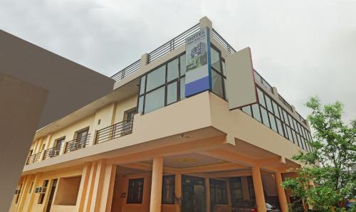 a building with a balcony on top of it at Itsy By Treebo - Albie Stay Inn in Manī Mājra