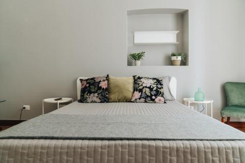 a bedroom with a bed and a green chair at AURA in Terlizzi