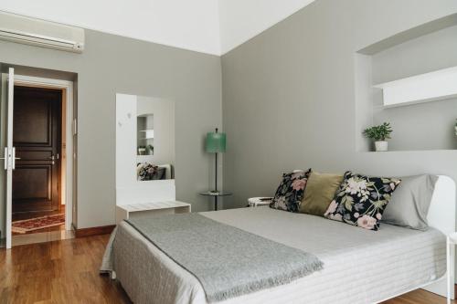 um quarto branco com uma cama e um candeeiro em AURA em Terlizzi