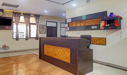 a bar in a waiting room with a counter at Hotel Albie Stay Inn in Manī Mājra