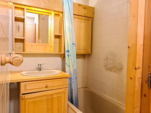 łazienka z umywalką i wanną w obiekcie Charmant appartement 3 pièces, terrasse, ski à proximité - FR-1-425-135 w mieście Flaine