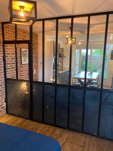 d'une salle à manger et de portes coulissantes en verre. dans l'établissement Villa Sagrada l'Atelier ****, à Toulouse