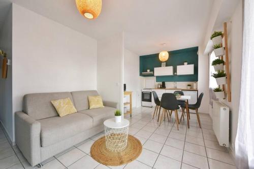 un salon avec un canapé et une table dans l'établissement Cabana & Le Central - Proche Lac , Terrasse et Parking, à Annecy