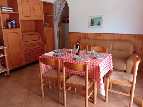 uma mesa de jantar com uma toalha de mesa vermelha e branca em Casa Trentova em Agropoli