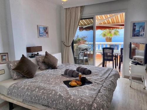1 dormitorio con 1 cama y vistas al océano en Panorama Ocean View Gigantes en Santiago del Teide