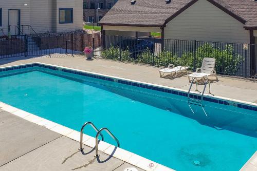 Kolam renang di atau dekat dengan 2 Blocks to Light Rail Denver Unit with Kitchenette