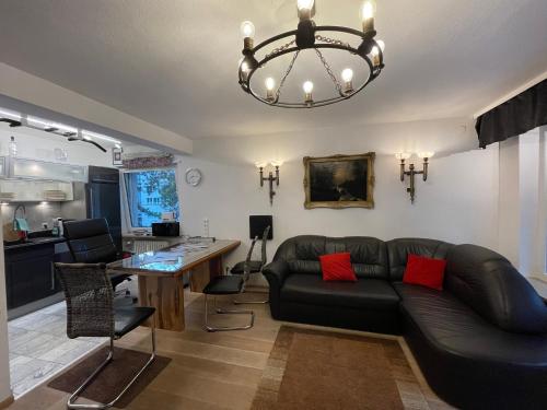 sala de estar con sofá y mesa en Apartment am Roten Tor en Augsburg