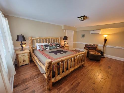 um quarto com uma cama de madeira e um sofá em The Hidden Inn em South Kortright