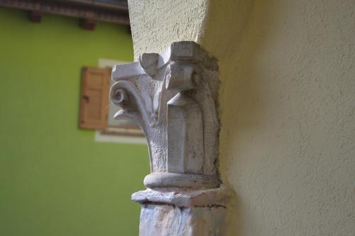 a cement bracket on the side of a building at B&B La Tana dell'Orso - Die Bärenhöhle in Castello di Fiemme