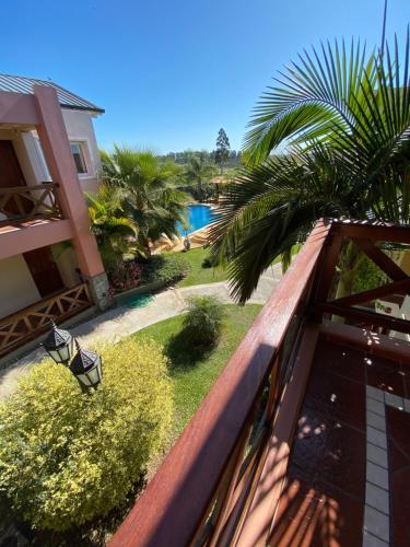 a balcony of a house with a view of a yard at Piedra de Agua in Federación