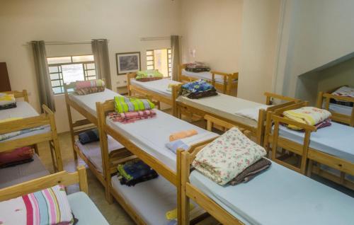 Una habitación con un montón de literas. en Hostel Recanto da Serra, en Santo Antônio do Pinhal