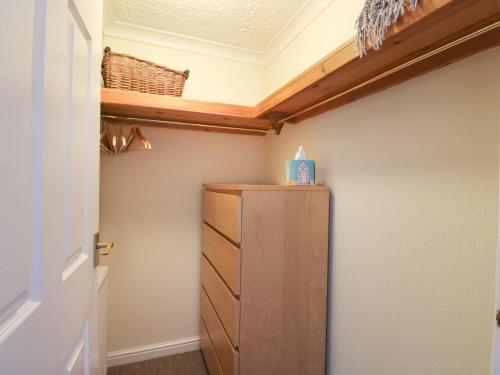 Zimmer mit einem Schrank mit Holzschrank in der Unterkunft Lochay Chalet in Killin