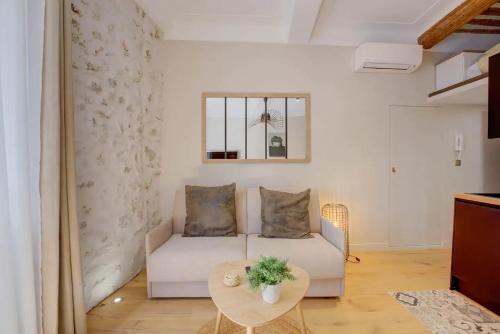Duplex Studio Apt Mezzanine near Shops & Cafes