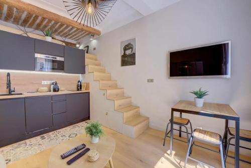 une cuisine et un salon avec un escalier et une table dans l'établissement Duplex Studio Apt Mezzanine near Shops & Cafes, à Antibes