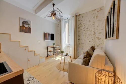 Duplex Studio Apt Mezzanine near Shops & Cafes