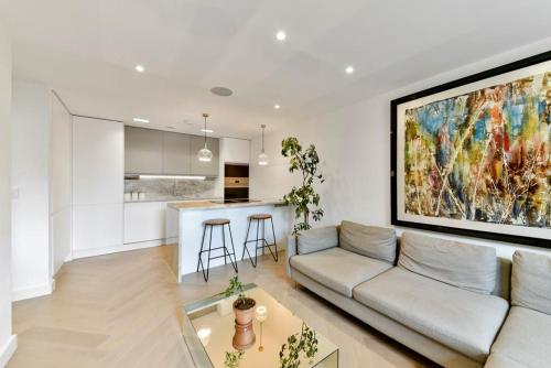 倫敦的住宿－Chelsea Pad by condokeeper，带沙发的客厅和厨房
