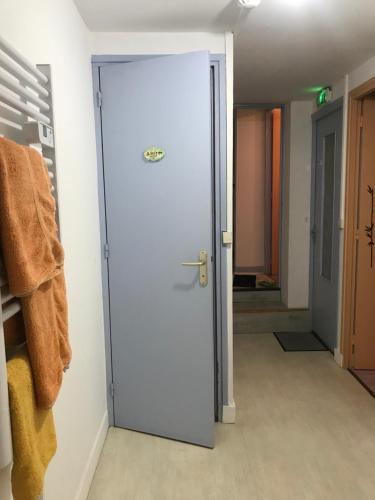 une porte blanche dans une chambre avec couloir dans l'établissement Appartement dans Maison champenoise, à Vaudes