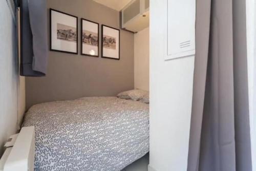 - une chambre avec un lit et trois photos sur le mur dans l'établissement Modern Studio Apt w/Balcony/Port Views/nr Old Town, à Antibes