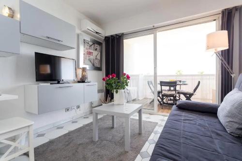 Modern Studio Apt w/Balcony/Port Views/nr Old Town