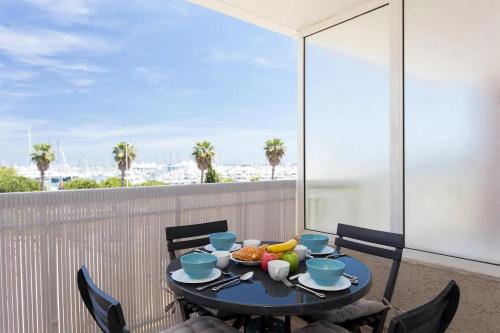 une table avec un bol de fruits sur un balcon dans l'établissement Modern Studio Apt w/Balcony/Port Views/nr Old Town, à Antibes
