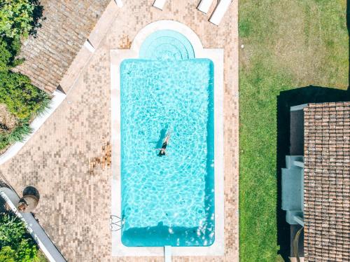 an overhead view of a swimming pool in a yard at Cá Vamos HORTACASA PORTUGAL in Santiago do Cacém