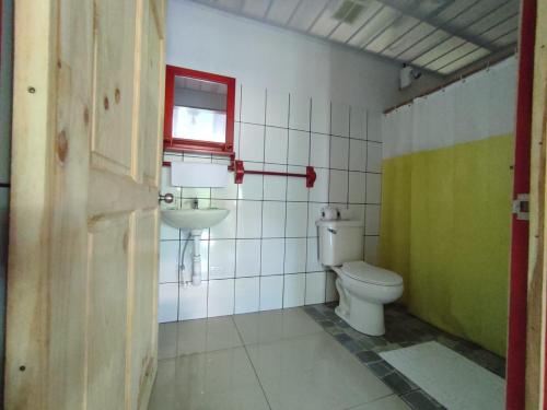 a bathroom with a toilet and a sink at Cabañas Daneysha in Tortuguero