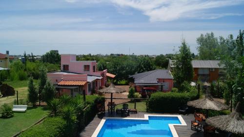 an aerial view of a villa with a swimming pool at Cabañas Peumayen in Colón