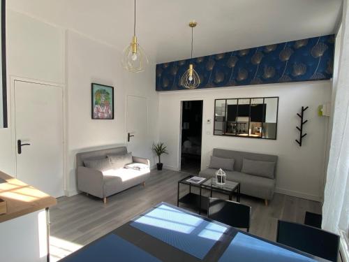 a living room with a couch and a table at Appartement Centre ville Louviers in Louviers