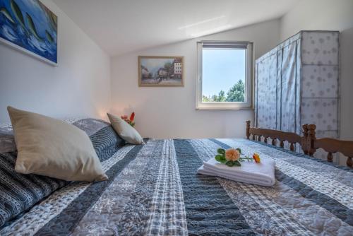 Un dormitorio con una cama con un arreglo floral. en Apartment Radeki Glavica 112b, en Loborika