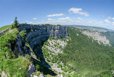 uma vista para uma montanha rochosa com árvores sobre ela em EVASIONLOISIRS 