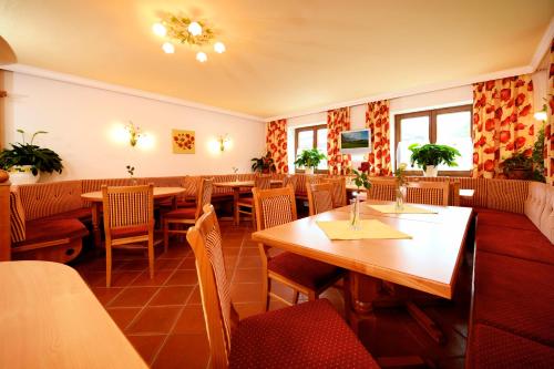 ヴァークラインにあるPension Mozartのテーブルと椅子が備わるレストラン