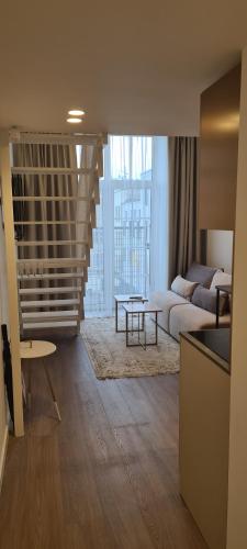 カウナスにあるStay in Kaunas & Radio Cityのソファとテーブルのあるリビングルーム