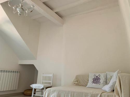 una camera da letto con pareti bianche e un letto con cuscini di Jo Sedio Residenza, Bellezza e Relax Monti Lepini a Carpineto Romano