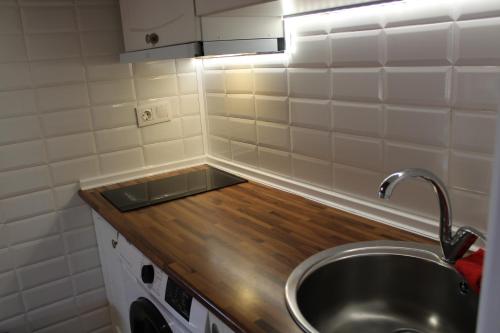 cocina con fregadero y encimera de madera en Atico El Miraviñas, en Labastida