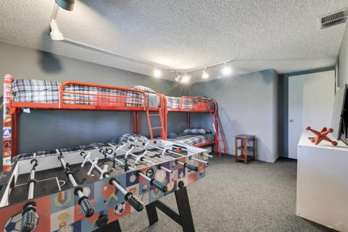 a room with two bunk beds in a room at Garrett's Camelback House in Tannersville