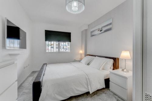 Postel nebo postele na pokoji v ubytování Heated Pool Stylish 3 Bedrm Apartment Los Cristianos