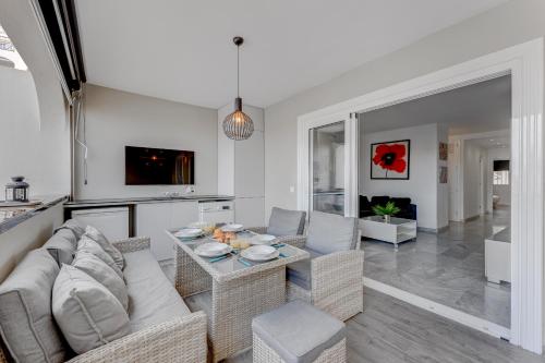 Heated Pool Stylish 3 Bedrm Apartment Los Cristianos